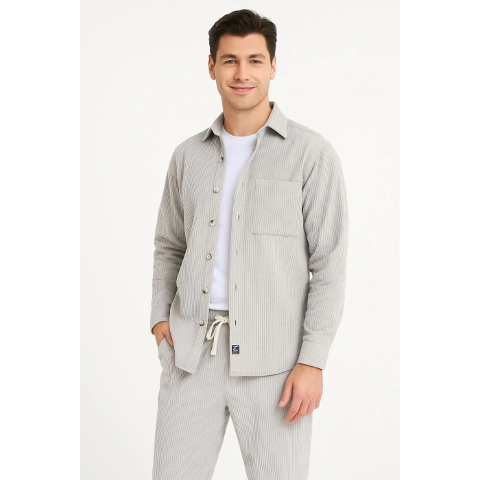 ERKEK KADİFE OVERSİZE TAKIM – GÖMLEK VE PANTOLON İKİLİ SET FÜME CORDUROY ŞIKLIĞI, RAHAT VE ZARİF DURUŞ YUMUŞAK DOKULU KADİFE KUMAŞ, DÜĞMELİ GÖMLEK ÜST VE LASTİKLİ PANTOLON ALT PARÇA İLE GÜN BOYU KONFOR- GRİ