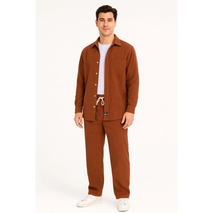 ERKEK KADİFE OVERSİZE TAKIM – GÖMLEK VE PANTOLON İKİLİ SET FÜME CORDUROY ŞIKLIĞI, RAHAT VE ZARİF DURUŞ YUMUŞAK DOKULU KADİFE KUMAŞ, DÜĞMELİ GÖMLEK ÜST VE LASTİKLİ PANTOLON ALT PARÇA İLE GÜN BOYU KONFOR- KİREMİT