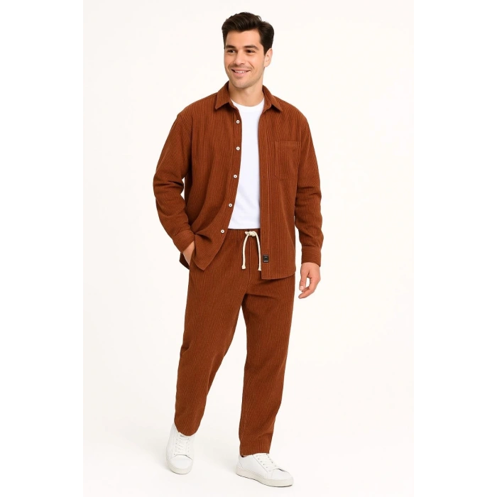 ERKEK KADİFE OVERSİZE TAKIM – GÖMLEK VE PANTOLON İKİLİ SET FÜME CORDUROY ŞIKLIĞI, RAHAT VE ZARİF DURUŞ YUMUŞAK DOKULU KADİFE KUMAŞ, DÜĞMELİ GÖMLEK ÜST VE LASTİKLİ PANTOLON ALT PARÇA İLE GÜN BOYU KONFOR- KİREMİT