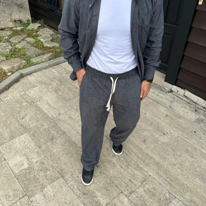 ERKEK KADİFE OVERSİZE TAKIM – GÖMLEK VE PANTOLON İKİLİ SET FÜME CORDUROY ŞIKLIĞI, RAHAT VE ZARİF DURUŞ YUMUŞAK DOKULU KADİFE KUMAŞ, DÜĞMELİ GÖMLEK ÜST VE LASTİKLİ PANTOLON ALT PARÇA İLE GÜN BOYU KONFOR- FÜME