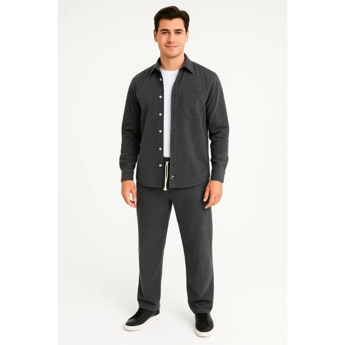 ERKEK KADİFE OVERSİZE TAKIM – GÖMLEK VE PANTOLON İKİLİ SET FÜME CORDUROY ŞIKLIĞI, RAHAT VE ZARİF DURUŞ YUMUŞAK DOKULU KADİFE KUMAŞ, DÜĞMELİ GÖMLEK ÜST VE LASTİKLİ PANTOLON ALT PARÇA İLE GÜN BOYU KONFOR- FÜME