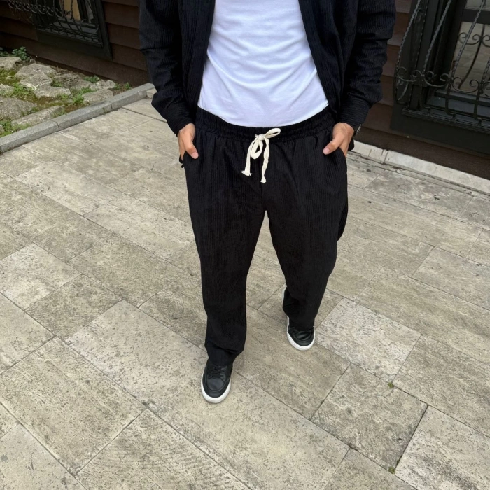 ERKEK KADİFE OVERSİZE TAKIM – GÖMLEK VE PANTOLON İKİLİ SET FÜME CORDUROY ŞIKLIĞI, RAHAT VE ZARİF DURUŞ YUMUŞAK DOKULU KADİFE KUMAŞ, DÜĞMELİ GÖMLEK ÜST VE LASTİKLİ PANTOLON ALT PARÇA İLE GÜN BOYU KONFOR- SİYAH