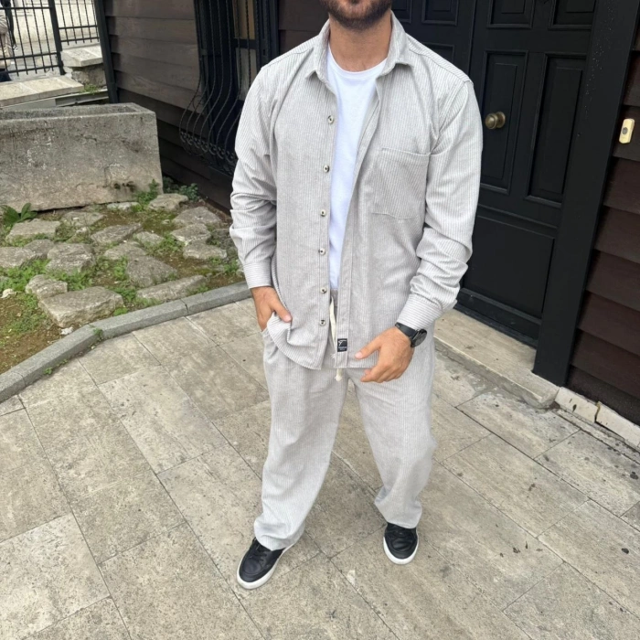 ERKEK KADİFE OVERSİZE TAKIM – GÖMLEK VE PANTOLON İKİLİ SET FÜME CORDUROY ŞIKLIĞI, RAHAT VE ZARİF DURUŞ YUMUŞAK DOKULU KADİFE KUMAŞ, DÜĞMELİ GÖMLEK ÜST VE LASTİKLİ PANTOLON ALT PARÇA İLE GÜN BOYU KONFOR- GRİ