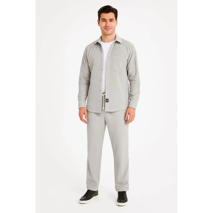 ERKEK KADİFE OVERSİZE TAKIM – GÖMLEK VE PANTOLON İKİLİ SET FÜME CORDUROY ŞIKLIĞI, RAHAT VE ZARİF DURUŞ YUMUŞAK DOKULU KADİFE KUMAŞ, DÜĞMELİ GÖMLEK ÜST VE LASTİKLİ PANTOLON ALT PARÇA İLE GÜN BOYU KONFOR- GRİ
