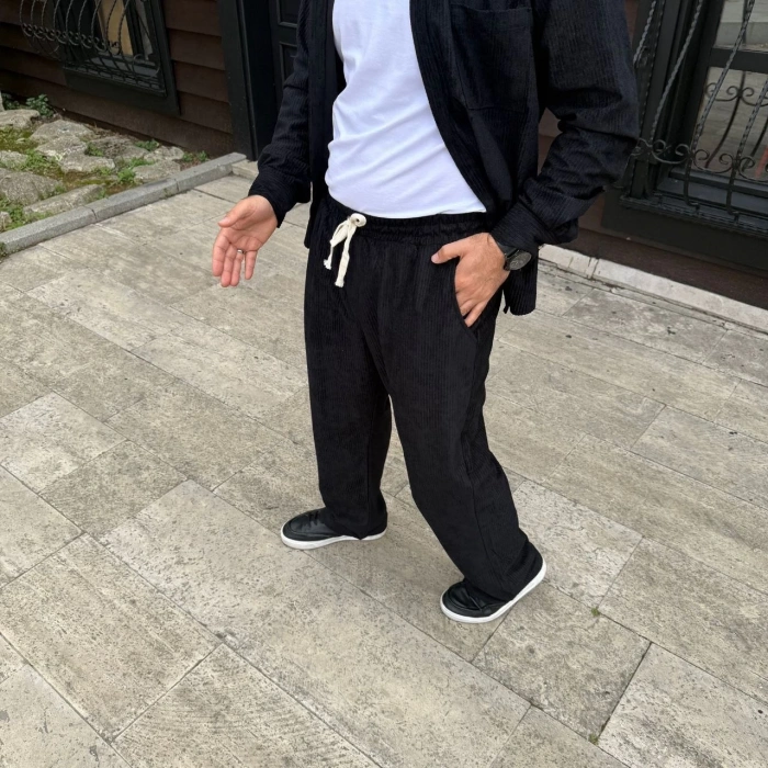 ERKEK KADİFE OVERSİZE TAKIM – GÖMLEK VE PANTOLON İKİLİ SET FÜME CORDUROY ŞIKLIĞI, RAHAT VE ZARİF DURUŞ YUMUŞAK DOKULU KADİFE KUMAŞ, DÜĞMELİ GÖMLEK ÜST VE LASTİKLİ PANTOLON ALT PARÇA İLE GÜN BOYU KONFOR- SİYAH