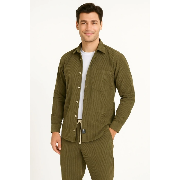 ERKEK KADİFE OVERSİZE TAKIM – GÖMLEK VE PANTOLON İKİLİ SET FÜME CORDUROY ŞIKLIĞI, RAHAT VE ZARİF DURUŞ YUMUŞAK DOKULU KADİFE KUMAŞ, DÜĞMELİ GÖMLEK ÜST VE LASTİKLİ PANTOLON ALT PARÇA İLE GÜN BOYU KONFOR- HAKİ