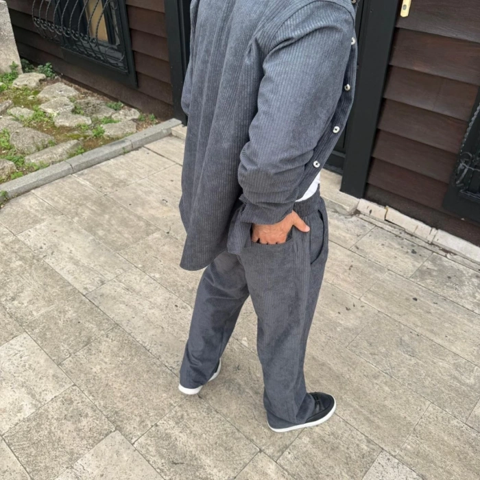 ERKEK KADİFE OVERSİZE TAKIM – GÖMLEK VE PANTOLON İKİLİ SET FÜME CORDUROY ŞIKLIĞI, RAHAT VE ZARİF DURUŞ YUMUŞAK DOKULU KADİFE KUMAŞ, DÜĞMELİ GÖMLEK ÜST VE LASTİKLİ PANTOLON ALT PARÇA İLE GÜN BOYU KONFOR- FÜME