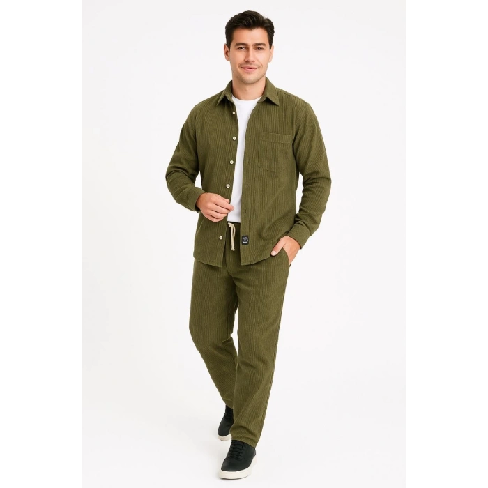 ERKEK KADİFE OVERSİZE TAKIM – GÖMLEK VE PANTOLON İKİLİ SET FÜME CORDUROY ŞIKLIĞI, RAHAT VE ZARİF DURUŞ YUMUŞAK DOKULU KADİFE KUMAŞ, DÜĞMELİ GÖMLEK ÜST VE LASTİKLİ PANTOLON ALT PARÇA İLE GÜN BOYU KONFOR- HAKİ