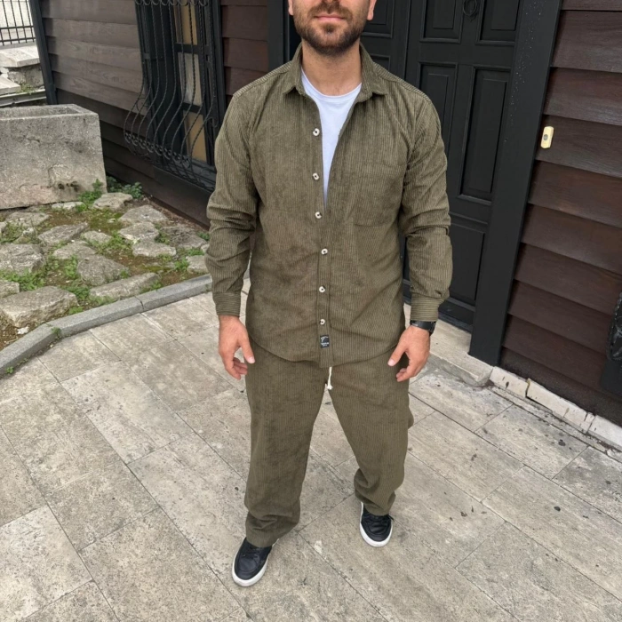 ERKEK KADİFE OVERSİZE TAKIM – GÖMLEK VE PANTOLON İKİLİ SET FÜME CORDUROY ŞIKLIĞI, RAHAT VE ZARİF DURUŞ YUMUŞAK DOKULU KADİFE KUMAŞ, DÜĞMELİ GÖMLEK ÜST VE LASTİKLİ PANTOLON ALT PARÇA İLE GÜN BOYU KONFOR- HAKİ