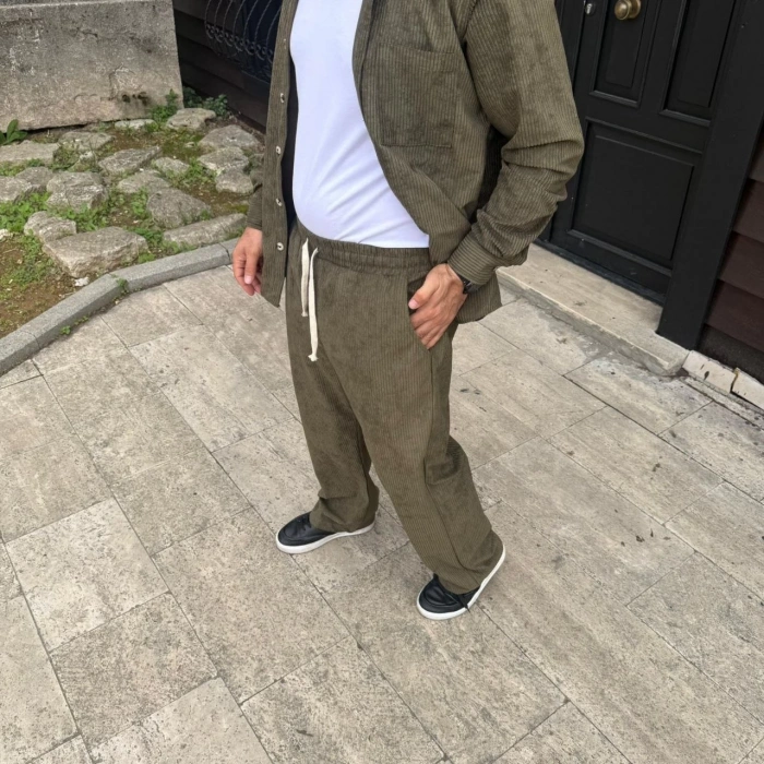 ERKEK KADİFE OVERSİZE TAKIM – GÖMLEK VE PANTOLON İKİLİ SET FÜME CORDUROY ŞIKLIĞI, RAHAT VE ZARİF DURUŞ YUMUŞAK DOKULU KADİFE KUMAŞ, DÜĞMELİ GÖMLEK ÜST VE LASTİKLİ PANTOLON ALT PARÇA İLE GÜN BOYU KONFOR- HAKİ