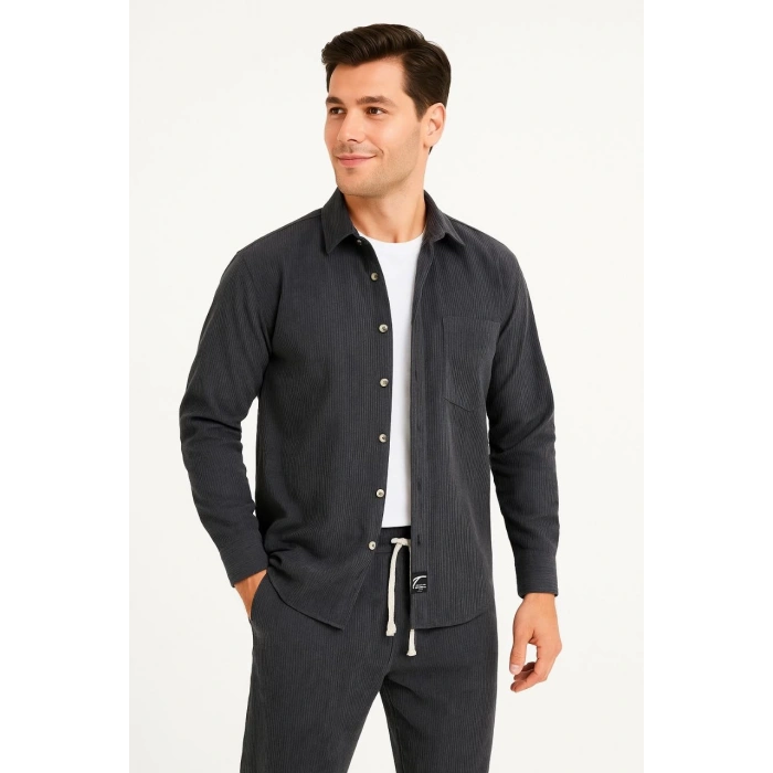 ERKEK KADİFE OVERSİZE TAKIM – GÖMLEK VE PANTOLON İKİLİ SET FÜME CORDUROY ŞIKLIĞI, RAHAT VE ZARİF DURUŞ YUMUŞAK DOKULU KADİFE KUMAŞ, DÜĞMELİ GÖMLEK ÜST VE LASTİKLİ PANTOLON ALT PARÇA İLE GÜN BOYU KONFOR- FÜME