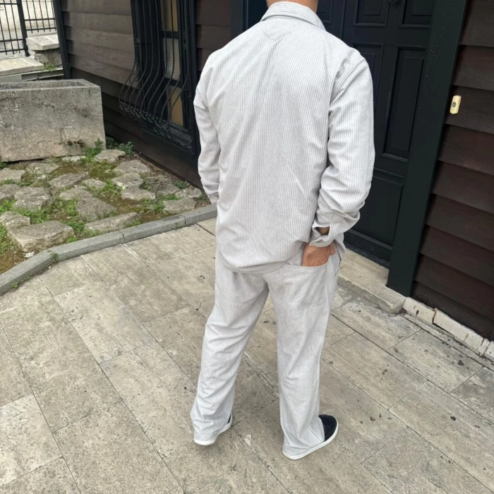 ERKEK KADİFE OVERSİZE TAKIM – GÖMLEK VE PANTOLON İKİLİ SET FÜME CORDUROY ŞIKLIĞI, RAHAT VE ZARİF DURUŞ YUMUŞAK DOKULU KADİFE KUMAŞ, DÜĞMELİ GÖMLEK ÜST VE LASTİKLİ PANTOLON ALT PARÇA İLE GÜN BOYU KONFOR- GRİ