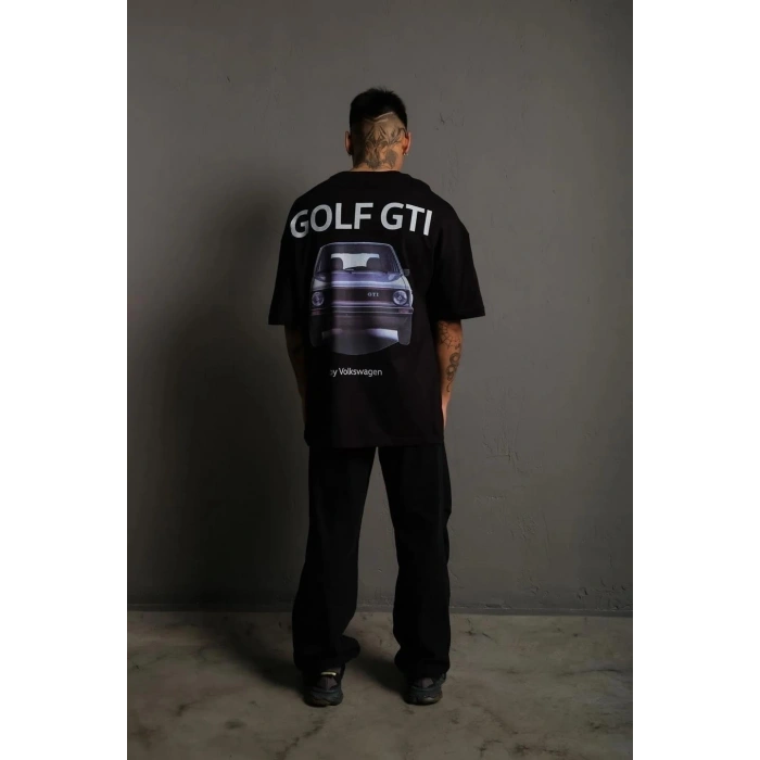 ERKEK OVERSİZE BASKILI TİŞÖRT – GOLF GTI RETRO ARABA DESENLİ, ÖN & ARKA DİJİTAL BASKI, SOKAK MODASI STİL - SİYAH