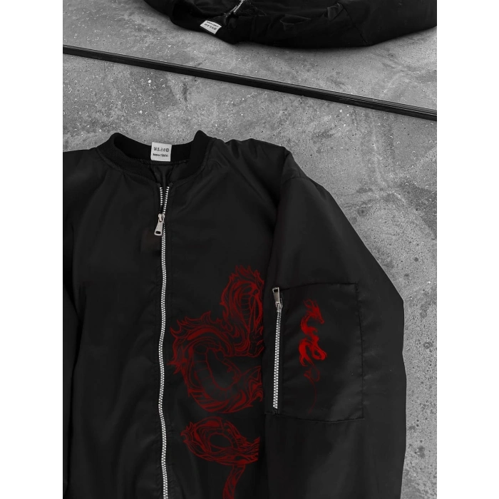 ERKEK UNİSEX SİYAH BOMBER MONT – KIRMIZI EJDERHA DESENLİ, FERMUARLI CEPLİ, KAPİTONE ASTARLI GÜNLÜK VE SOKAK MODASI CEKET - SİYAH