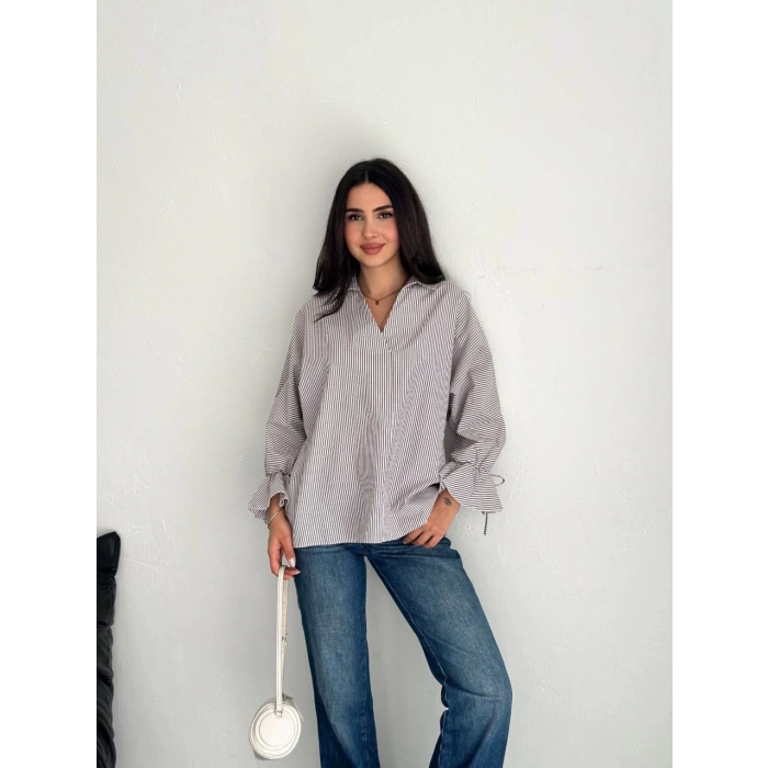 Kadın Arkası Asimetrik Yırtmaç Kesim Detaylı Cizgili Bluz Gömlek - Gri