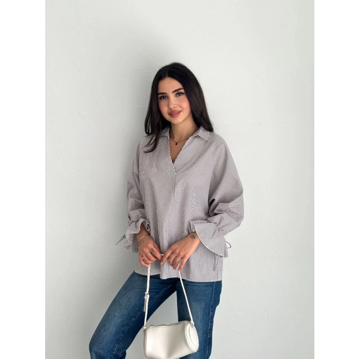 Kadın Arkası Asimetrik Yırtmaç Kesim Detaylı Cizgili Bluz Gömlek - Gri