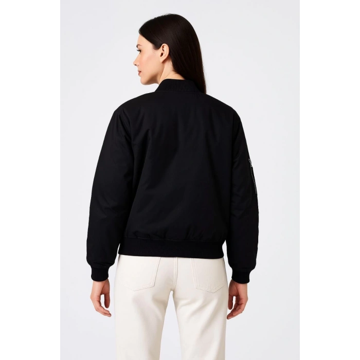 Kadın Bomber Mont Ceket – Fermuarlı, Kapitone İçi Astarlı, Su İtici Kumaş, Regular Fit, Yandan Cepli, Günlük Bahar & Kış Şık Rahat Stil - Siyah