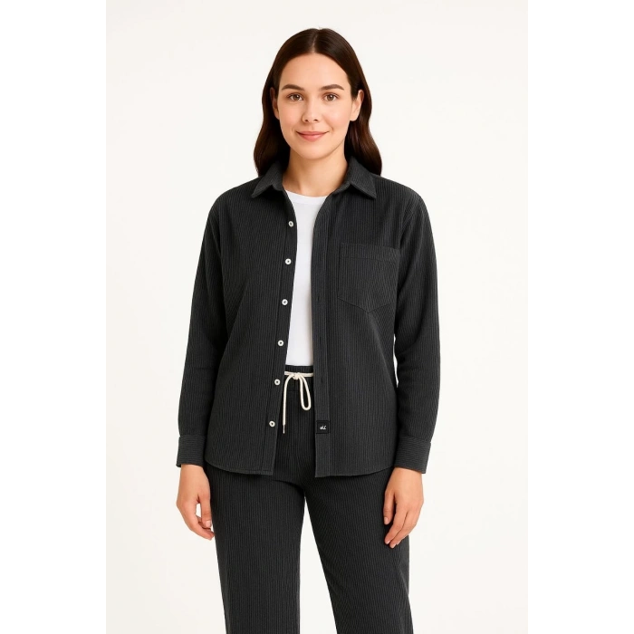 Kadın Kadife Oversize Takım – Gömlek ve Pantolon İkili Set Füme Corduroy Şıklığı, Rahat ve Zarif Duruş Yumuşak Dokulu Kadife Kumaş, Düğmeli Gömlek Üst ve Lastikli Pantolon Alt Parça ile Gün Boyu Konfor- Siyah