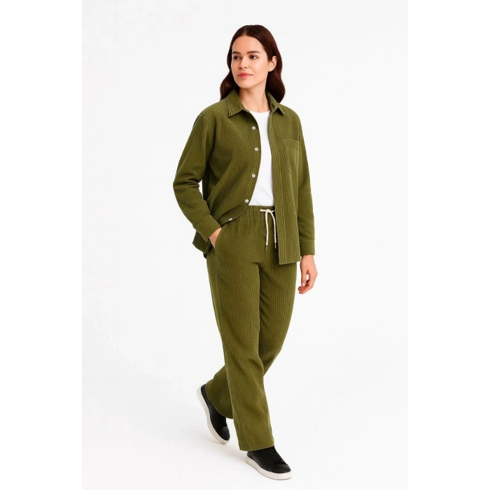 Kadın Kadife Oversize Takım – Gömlek ve Pantolon İkili Set Füme Corduroy Şıklığı, Rahat ve Zarif Duruş Yumuşak Dokulu Kadife Kumaş, Düğmeli Gömlek Üst ve Lastikli Pantolon Alt Parça ile Gün Boyu Konfor- haki