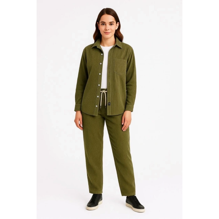 Kadın Kadife Oversize Takım – Gömlek ve Pantolon İkili Set Füme Corduroy Şıklığı, Rahat ve Zarif Duruş Yumuşak Dokulu Kadife Kumaş, Düğmeli Gömlek Üst ve Lastikli Pantolon Alt Parça ile Gün Boyu Konfor- haki