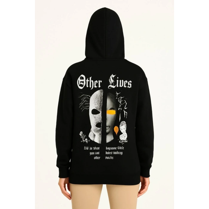 KADIN KAPŞONLU SWEATSHİRT – OVERSİZE ÜÇ İPLİK ŞARDONLU HOODİE, “OTHER LİVES” ÖN & ARKA BASKILI, KANGURU CEPLİ, KIŞLIK RAHAT GÜNLÜK STİL- SİYAH