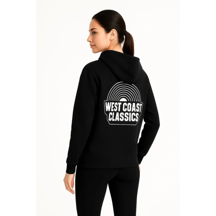 KADIN KAPŞONLU SWEATSHİRT – OVERSİZE ÜÇ İPLİK ŞARDONLU HOODİE, “WEST COAST CLASSİCS” ÖN & ARKA BASKILI, KANGURU CEPLİ KIŞLIK GÜNLÜK STİL - SİYAH