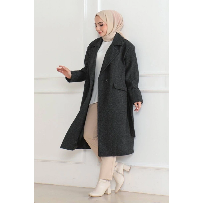 Kadın Kaşe Kaban – Uzun Boy 115 cm Kruvaze Yaka Kuşaklı Astarlı Kışlık Tesettür Kaban, Yünlü Dokuma Kaşmir Kumaş, Cepli Oversize Rahat Kalıp Şık Modern Kaban Mont Modeli (Günlük ve Özel Gün Kombinlerine Uygun) - Siyah