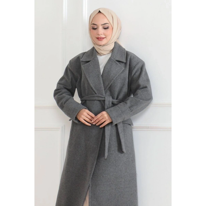 Kadın Kaşe Kaban – Uzun Boy Kruvaze Yaka Kuşaklı Tesettür Kaşe Kışlık Kaban, Astarlı Şık Yünlü Dokuma Oversize Rahat Kalıp Cepli Düğmeli Modern Kap Modeli - Gri