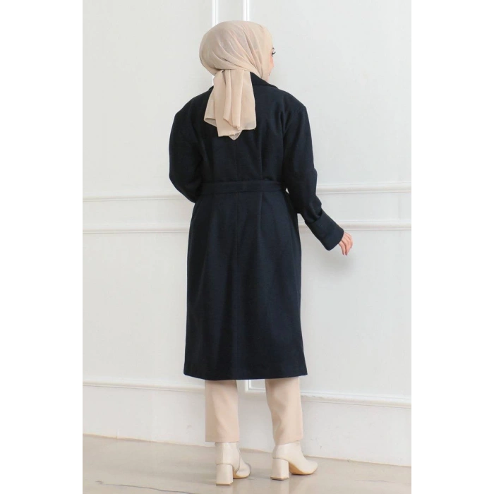 Kadın Kaşe Kaban – Uzun Boy Kruvaze Yaka Kuşaklı Tesettür Kaşe Kışlık Kaban, Astarlı Şık Yünlü Dokuma Oversize Rahat Kalıp Cepli Düğmeli Modern Kap Modeli - Lacivert