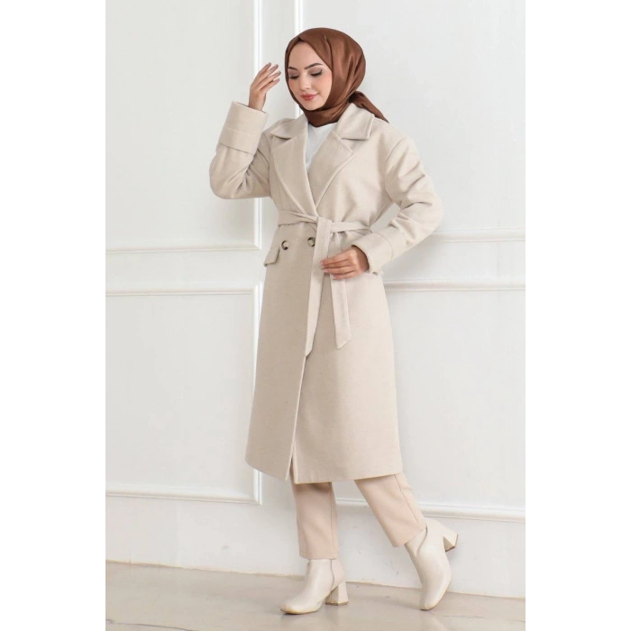 Kadın Kaşe Kaban – Uzun Boy Kruvaze Yaka Kuşaklı Tesettür Kaşe Kışlık Kaban, Astarlı Şık Yünlü Dokuma Oversize Rahat Kalıp Cepli Düğmeli Modern Kap Modeli - Bej