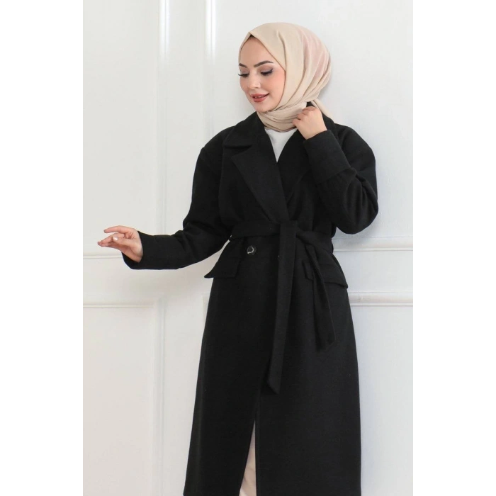 Kadın Kaşe Kaban – Uzun Boy Kruvaze Yaka, Kuşaklı Tesettür Kışlık Kaban, Astarlı Şık Yünlü Dokuma Oversize Rahat Kalıp, Cepli Modern Kaşe Mont Modeli - Siyah