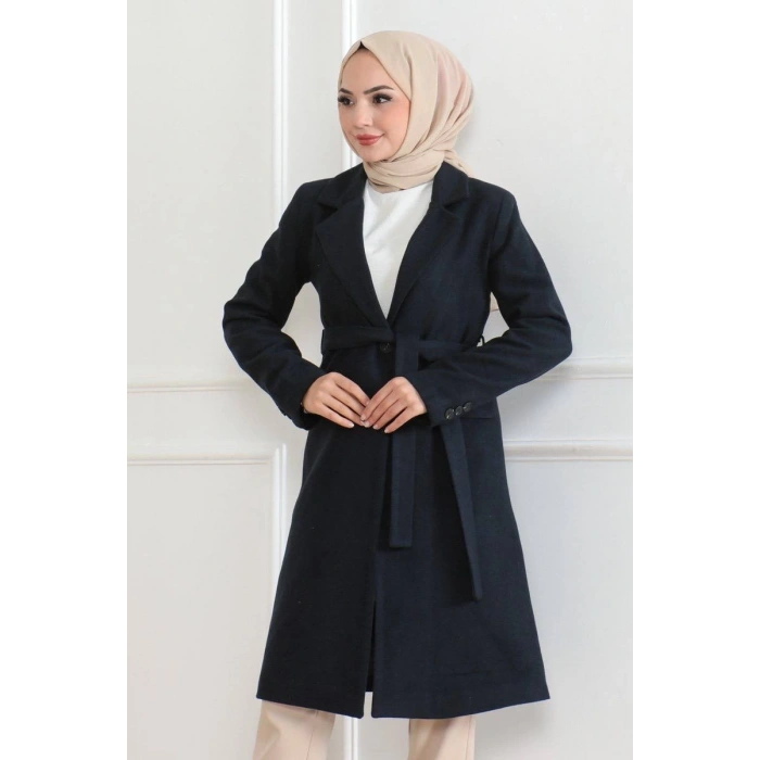 Kadın Kaşe Kaban – Uzun Boy Kruvaze Yaka, Kuşaklı Tesettür Kışlık Kaban, Astarlı Şık Yünlü Dokuma Oversize Rahat Kalıp, Cepli Modern Kaşe Mont Modeli - Lacivert