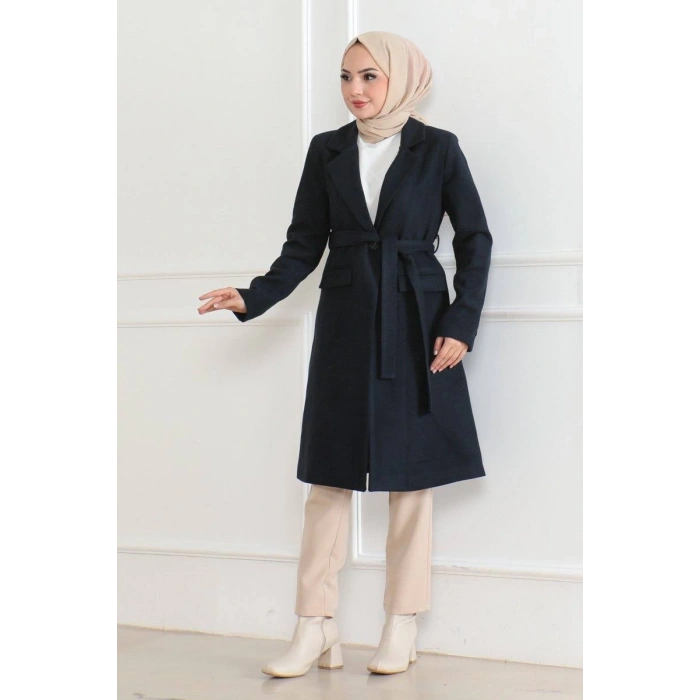 Kadın Kaşe Kaban – Uzun Boy Kruvaze Yaka, Kuşaklı Tesettür Kışlık Kaban, Astarlı Şık Yünlü Dokuma Oversize Rahat Kalıp, Cepli Modern Kaşe Mont Modeli - Lacivert