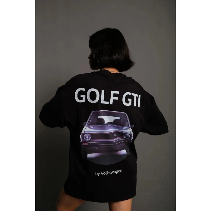 KADIN OVERSİZE BASKILI TİŞÖRT – GOLF GTI RETRO ARABA DESENLİ, ÖN & ARKA DİJİTAL BASKI, SOKAK MODASI STİL - SİYAH