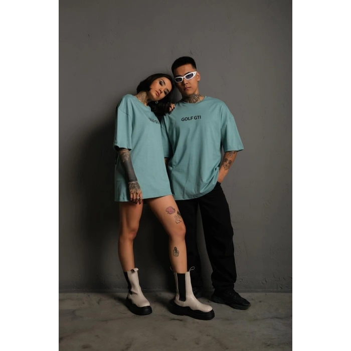 KADIN OVERSİZE BASKILI TİŞÖRT – GOLF GTI RETRO ARABA DESENLİ, ÖN & ARKA DİJİTAL BASKI, SOKAK MODASI STİL - MİNT YEŞİLİ