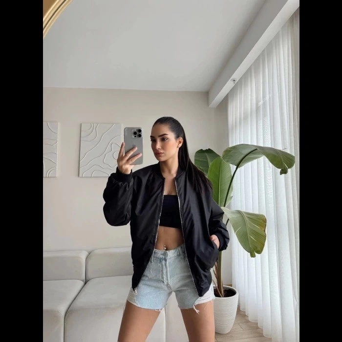 KADIN SİYAH BOMBER MONT – OVERSİZE RAHAT KALIP, FERMUARLI CEPLİ, GÜNLÜK KOMBİNLERE UYGUN HAFİF KAPİTONE MONT- SİYAH