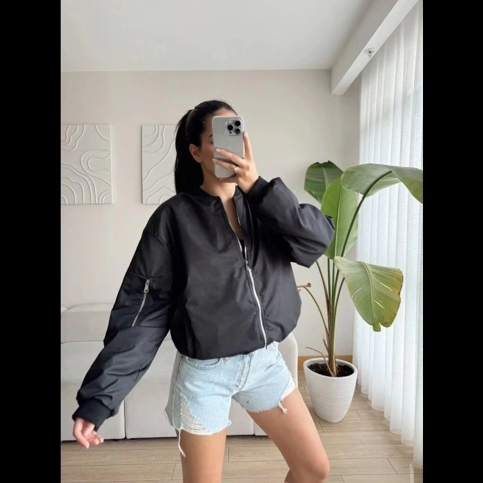 KADIN SİYAH BOMBER MONT – OVERSİZE RAHAT KALIP, FERMUARLI CEPLİ, GÜNLÜK KOMBİNLERE UYGUN HAFİF KAPİTONE MONT- SİYAH