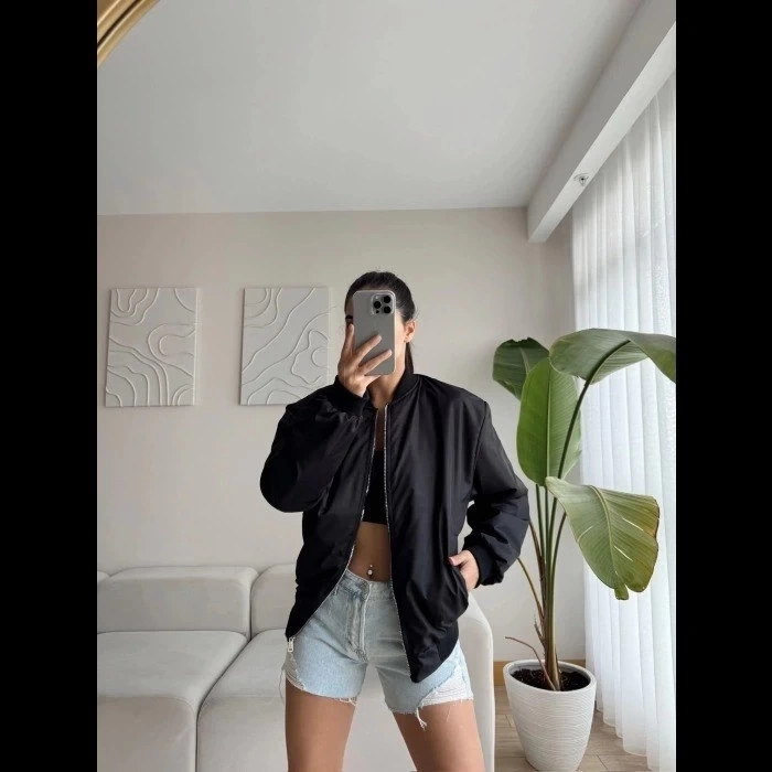 KADIN SİYAH BOMBER MONT – OVERSİZE RAHAT KALIP, FERMUARLI CEPLİ, GÜNLÜK KOMBİNLERE UYGUN HAFİF KAPİTONE MONT- SİYAH