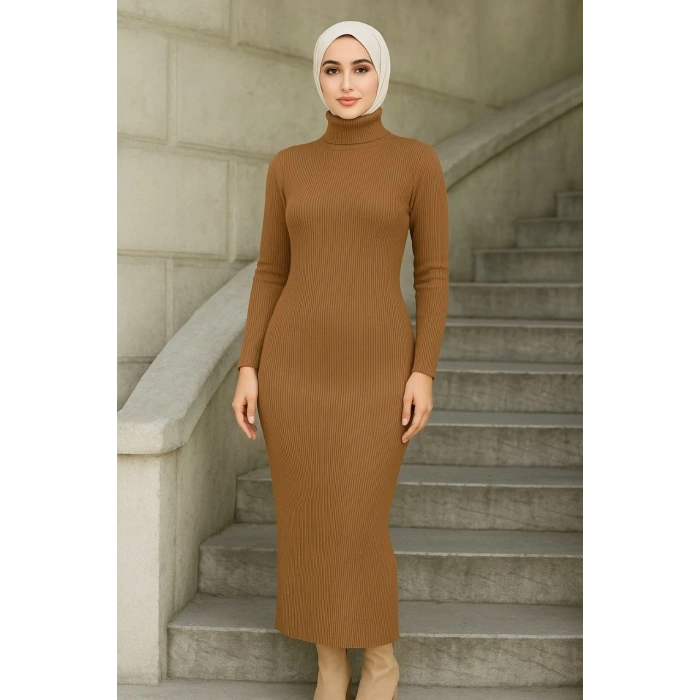 KADIN TESETTÜR TRİKO ELBİSE – BOĞAZLI UZUN FİTİLLİ DOKUMA, ESNEK TAM KALIP, 130 CM MİDİ BOY, BAHAR & KIŞ ŞIK RAHAT STİL - KAHVERENGİ