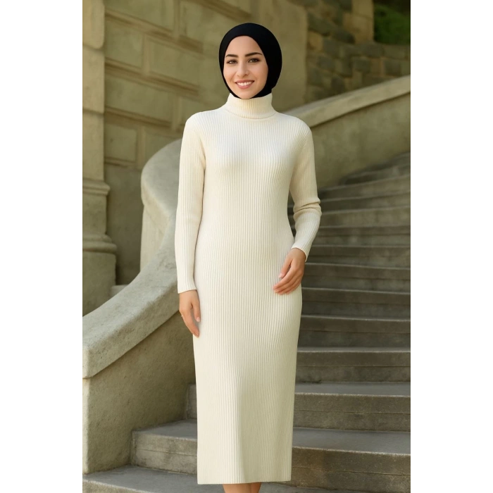 KADIN TESETTÜR TRİKO ELBİSE – BOĞAZLI UZUN FİTİLLİ DOKUMA, ESNEK TAM KALIP, 130 CM MİDİ BOY, BAHAR & KIŞ ŞIK RAHAT STİL - BEYAZ