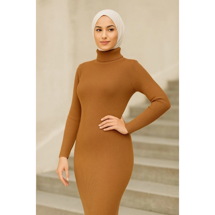 KADIN TESETTÜR TRİKO ELBİSE – BOĞAZLI UZUN FİTİLLİ DOKUMA, ESNEK TAM KALIP, 130 CM MİDİ BOY, BAHAR & KIŞ ŞIK RAHAT STİL - KAHVERENGİ