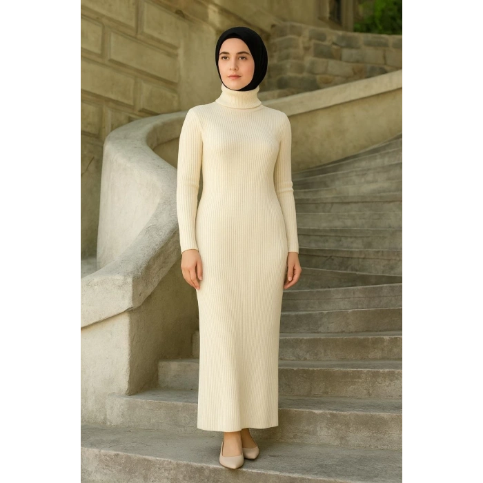 KADIN TESETTÜR TRİKO ELBİSE – BOĞAZLI UZUN FİTİLLİ DOKUMA, ESNEK TAM KALIP, 130 CM MİDİ BOY, BAHAR & KIŞ ŞIK RAHAT STİL - BEYAZ