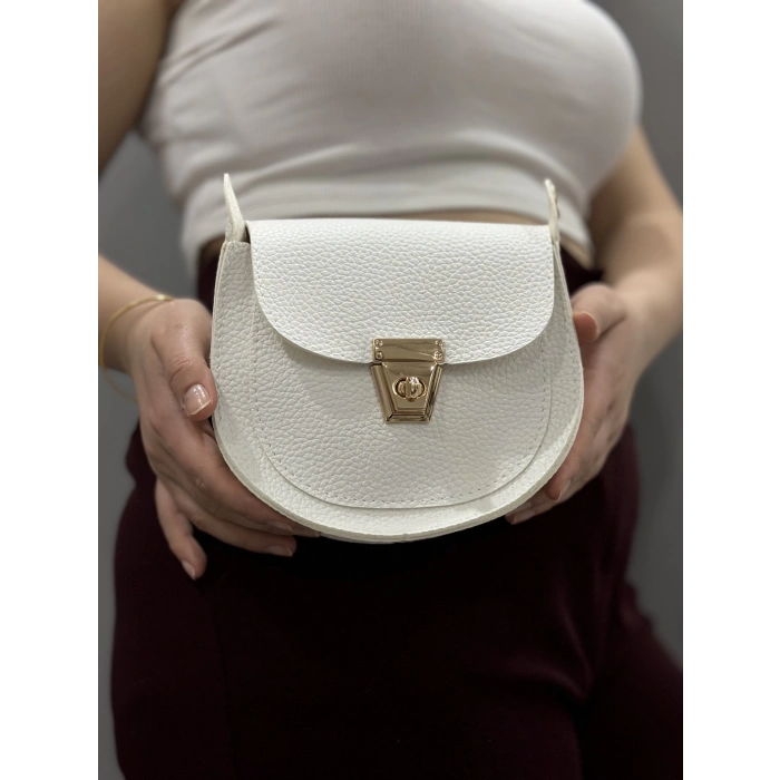 Klasik kapaklı beyaz cilt çanta