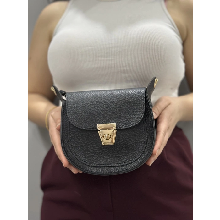 Klasik kapaklı siyah cilt çanta