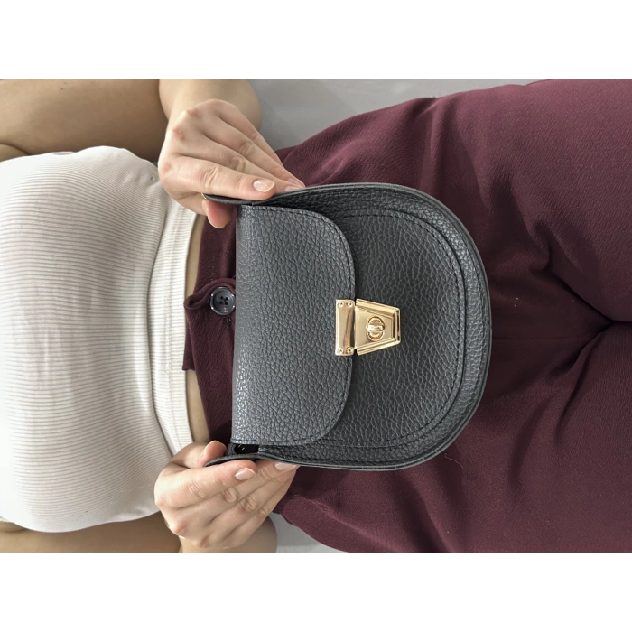 Klasik kapaklı siyah cilt çanta