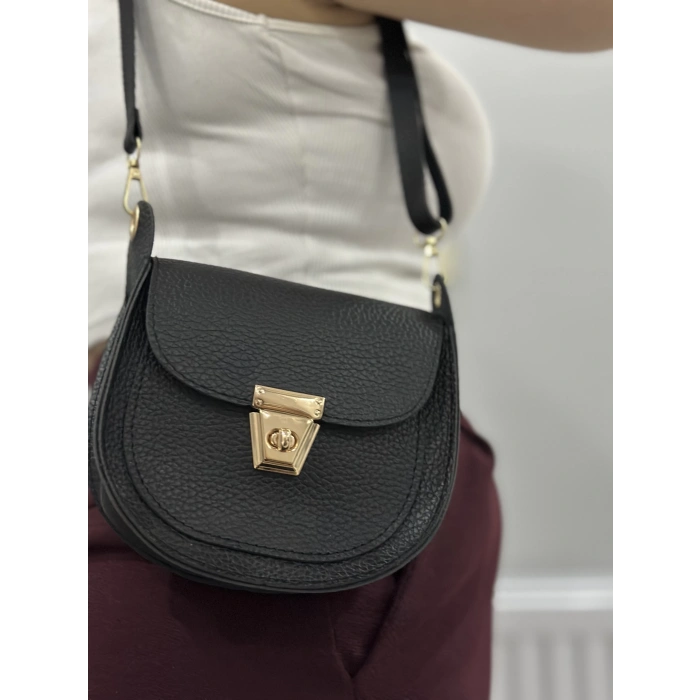 Klasik kapaklı siyah cilt çanta