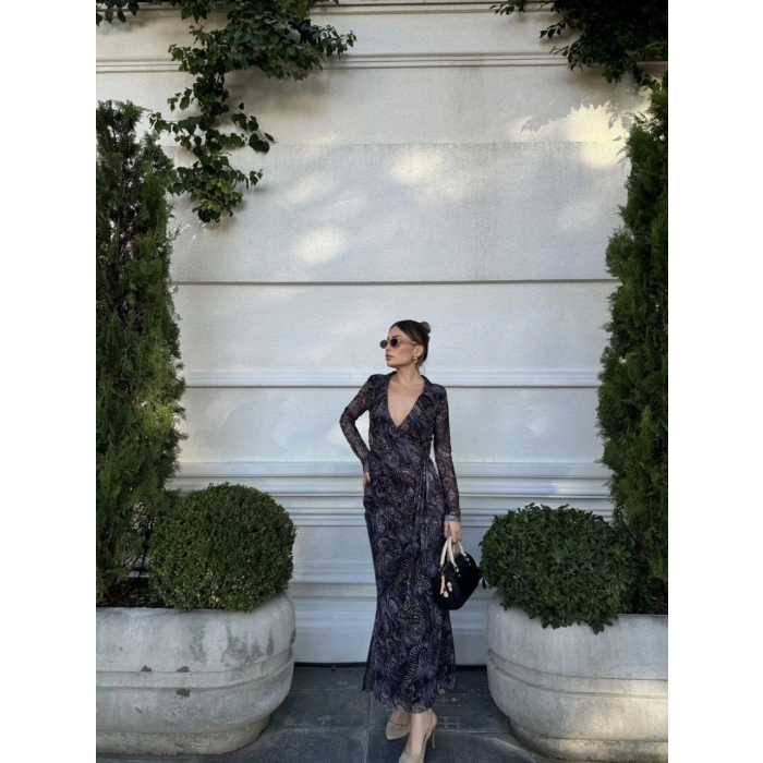 KRUVAZE V YAKA, FIRFIRLI VE BAĞCIKLI DESENLİ BLUZ VE MİDİ ETEK TAKIM - SİYAH