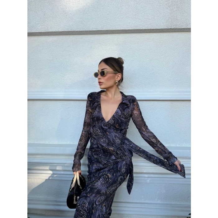 KRUVAZE V YAKA, FIRFIRLI VE BAĞCIKLI DESENLİ BLUZ VE MİDİ ETEK TAKIM - SİYAH