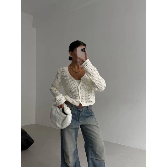 Küçük düğmeli küçük örgülü triko hırka beyaz