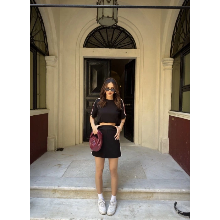 OSY MODAL YUMUŞAK DOKULU KUMAŞ KADIN PARÇALI BİSİKLET YAKA T-SHİRT MİNİ ŞORTLU ETEK İKİLİ TAKIM - SİYAH